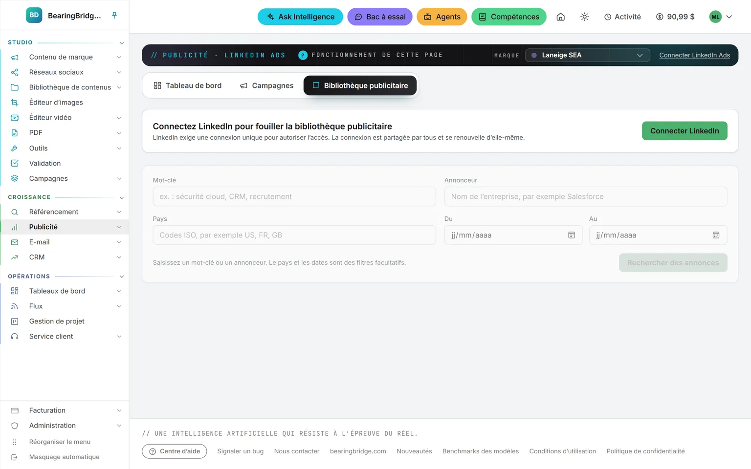 L’onglet Bibliothèque publicitaire de LinkedIn Ads : la carte de connexion à LinkedIn, puis les filtres par mot-clé, annonceur, pays et dates