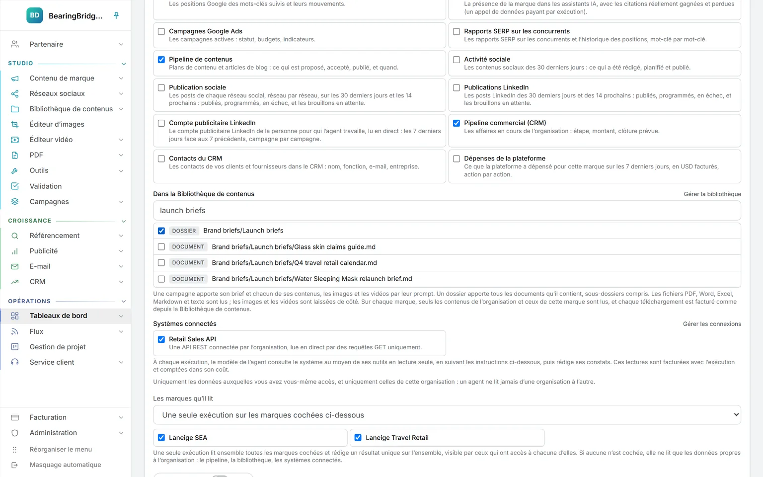 Le formulaire de l’agent de veille de préparation des lancements, avec le pipeline de contenus, le pipeline commercial, un dossier de briefs de lancement de la Bibliothèque de contenus et une API de ventes au détail connectée cochés, pour une seule exécution sur deux marques