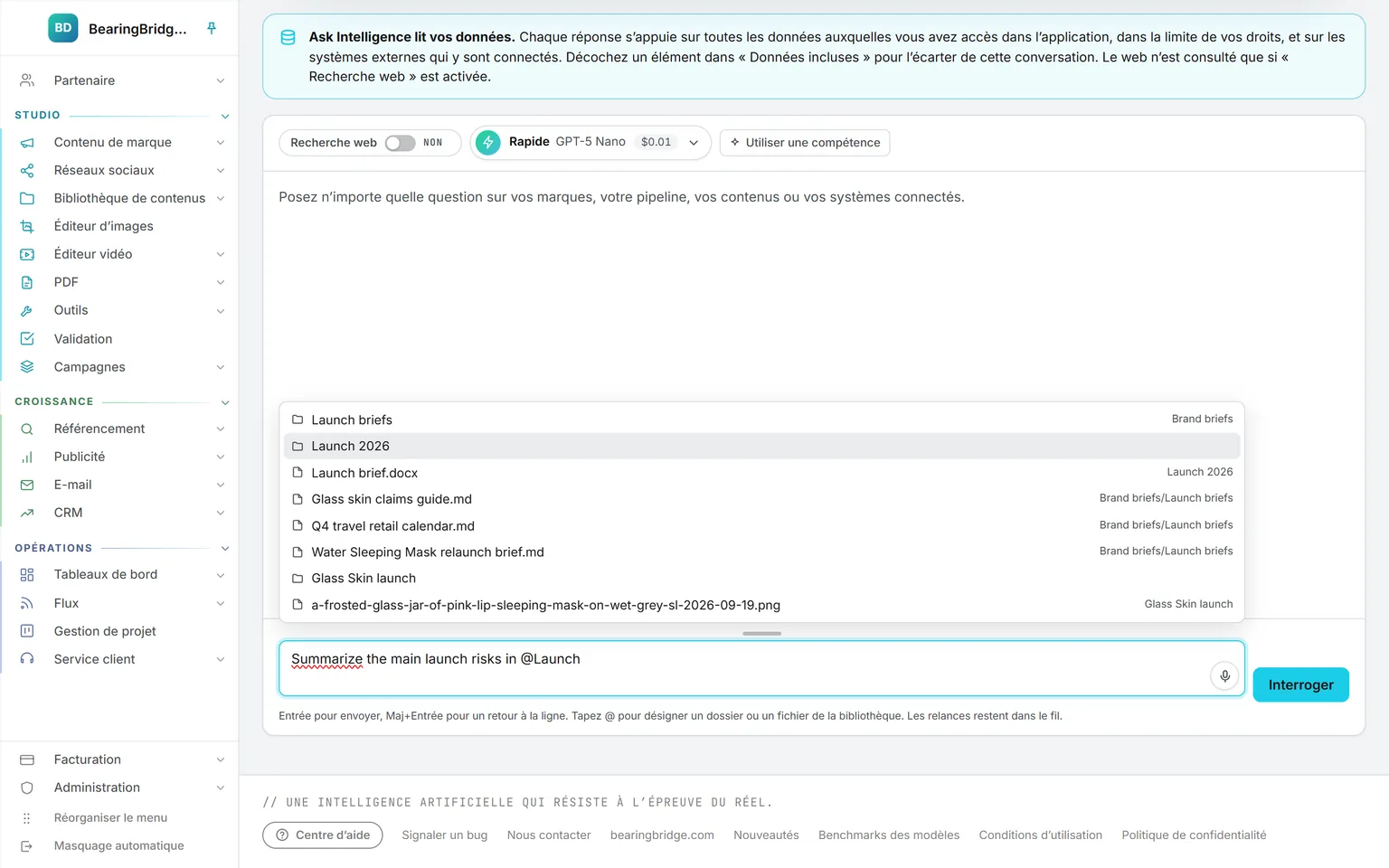 La saisie de @Launch dans la zone de rédaction d’Ask, avec une liste déroulante des dossiers Launch 2026 et Launch briefs et de leurs documents, tirés de la Bibliothèque de contenus