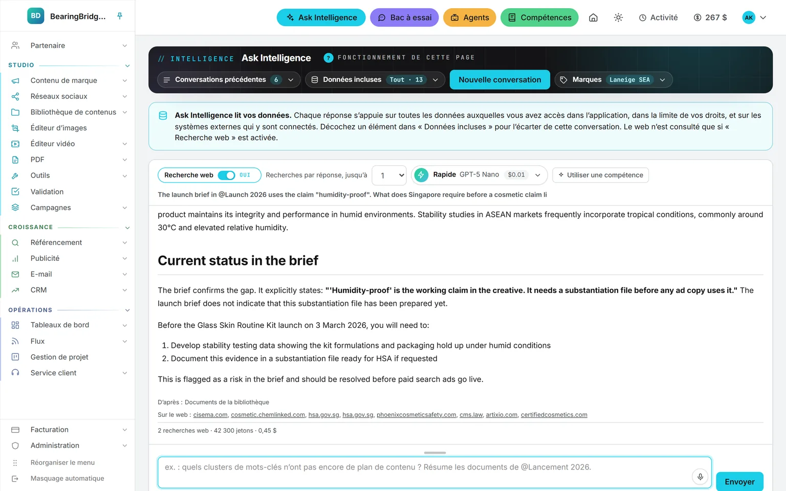Une réponse d’Ask avec la recherche web activée : le brief de lancement lu dans la bibliothèque, sept sites publics et professionnels listés à part, et deux recherches web comptées avec les jetons et le prix