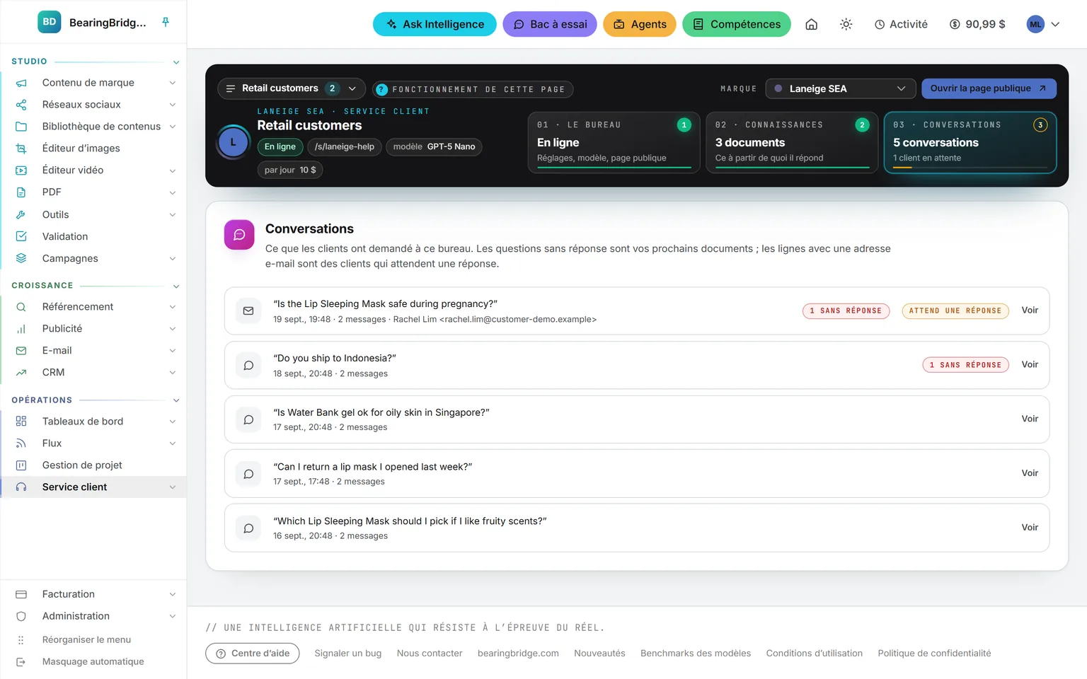 L’onglet Conversations d’un bureau : cinq questions posées par des clients, dont deux marquées sans réponse, et une en attente de réponse avec l’adresse laissée par le client