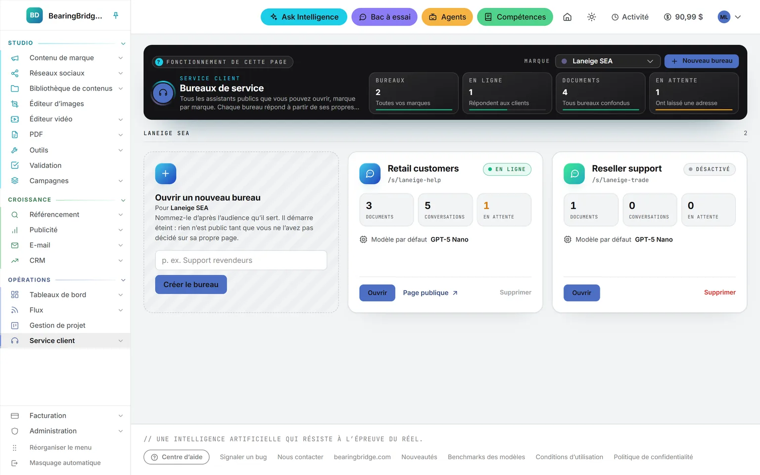 La page Bureaux du service client de la marque de démonstration : deux bureaux, Retail customers en ligne et Reseller support désactivé, chacun avec ses documents, ses conversations, ses clients en attente et son modèle