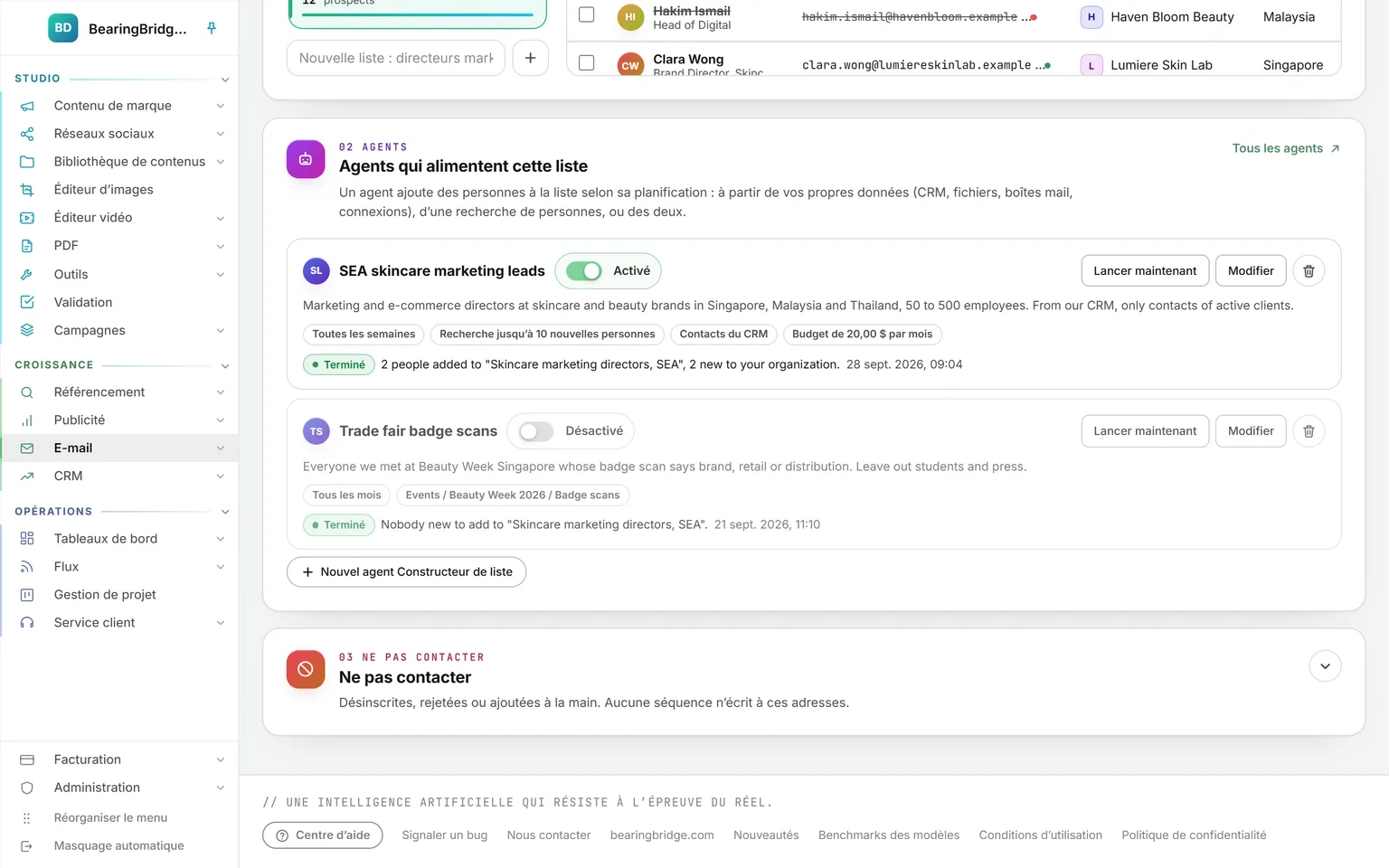 Deux agents Constructeur de liste sur une liste : l’un activé, qui cherche des responsables marketing et e-commerce dans le CRM et par recherche de personnes, jusqu’à dix nouvelles personnes par semaine ; l’autre désactivé, qui lit les badges scannés sur un salon professionnel