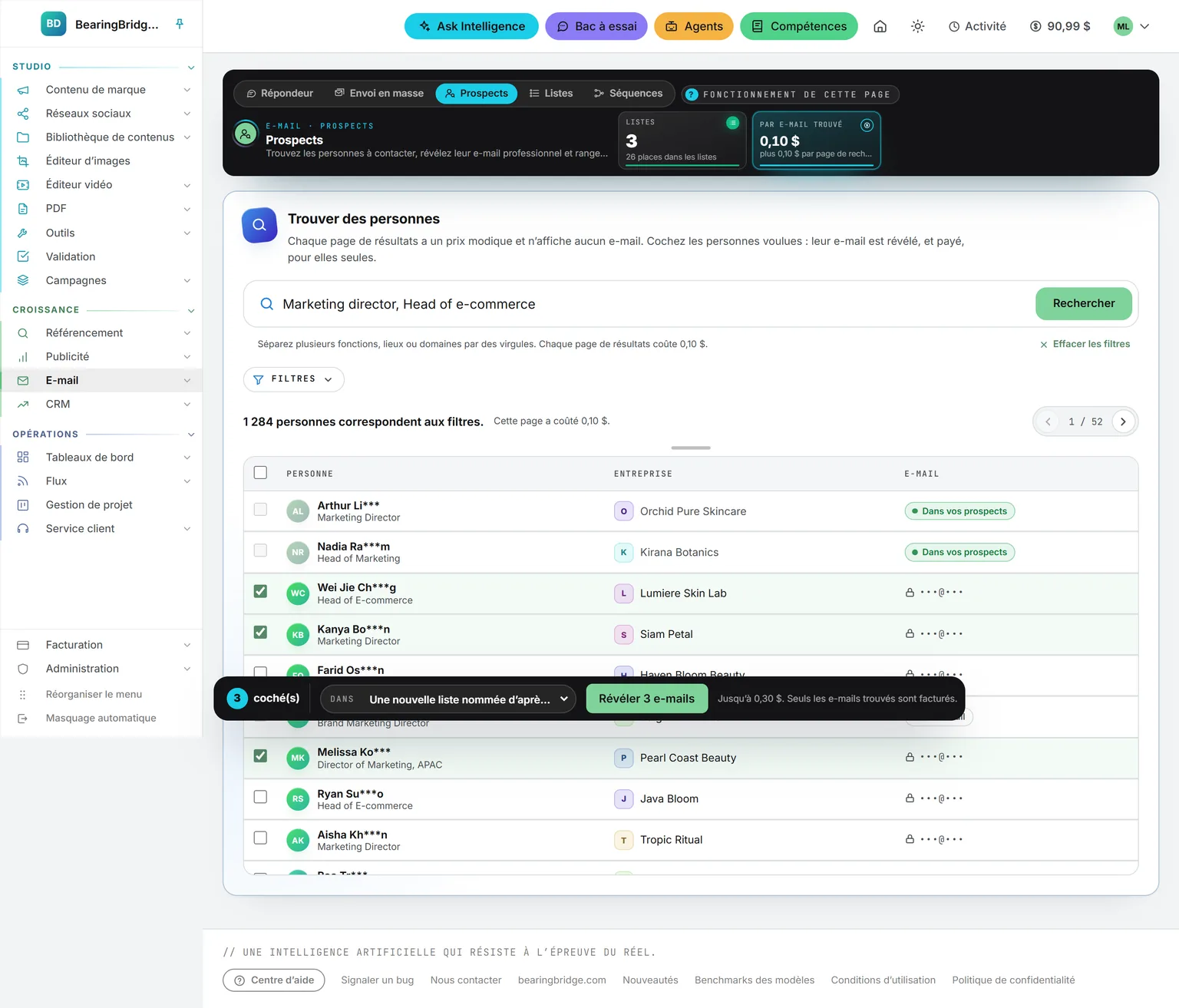 La page Prospects en entier : une recherche de directeurs marketing, les personnes correspondantes avec l’e-mail masqué, trois d’entre elles cochées, et la barre qui les révèle dans une liste
