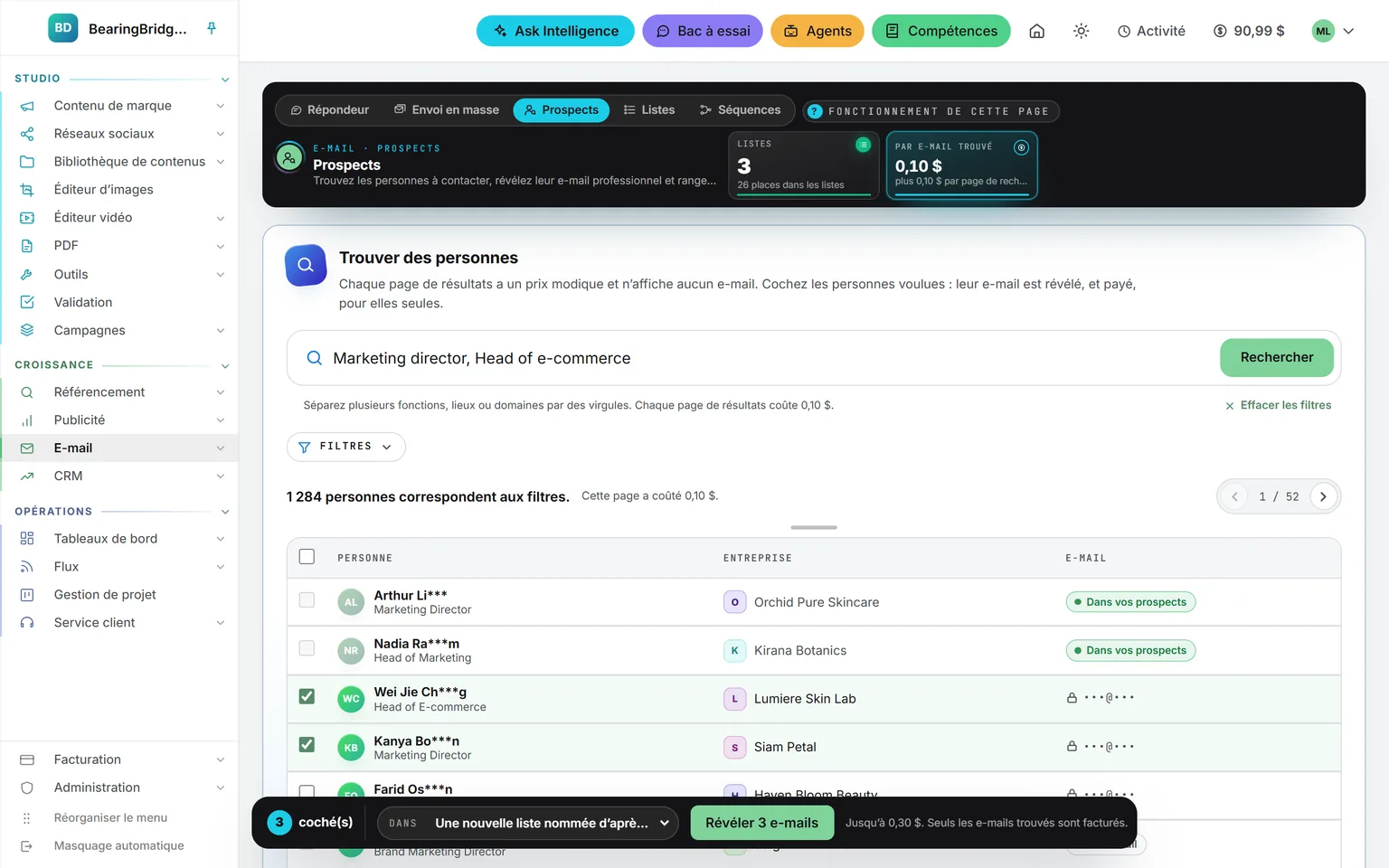 Une recherche de directeurs marketing et de responsables e-commerce : 1 284 personnes correspondent, chacune avec son poste et son entreprise, l’e-mail caché sous un cadenas, les personnes déjà en base marquées Dans vos prospects, et trois cochées dans la barre qui révèle leur adresse