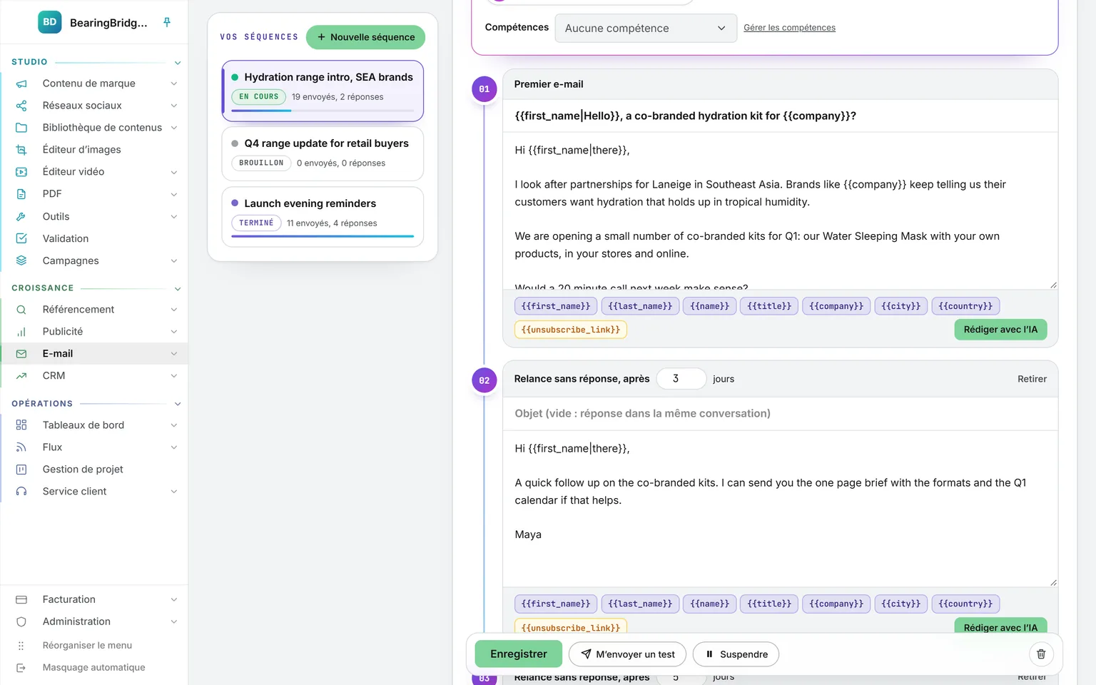 Les étapes d’une séquence en cours sur une frise : un premier e-mail sur un kit hydratation co-marqué avec ses champs, puis une relance trois jours plus tard dans le même fil, chacune avec son bouton Rédiger avec l’IA