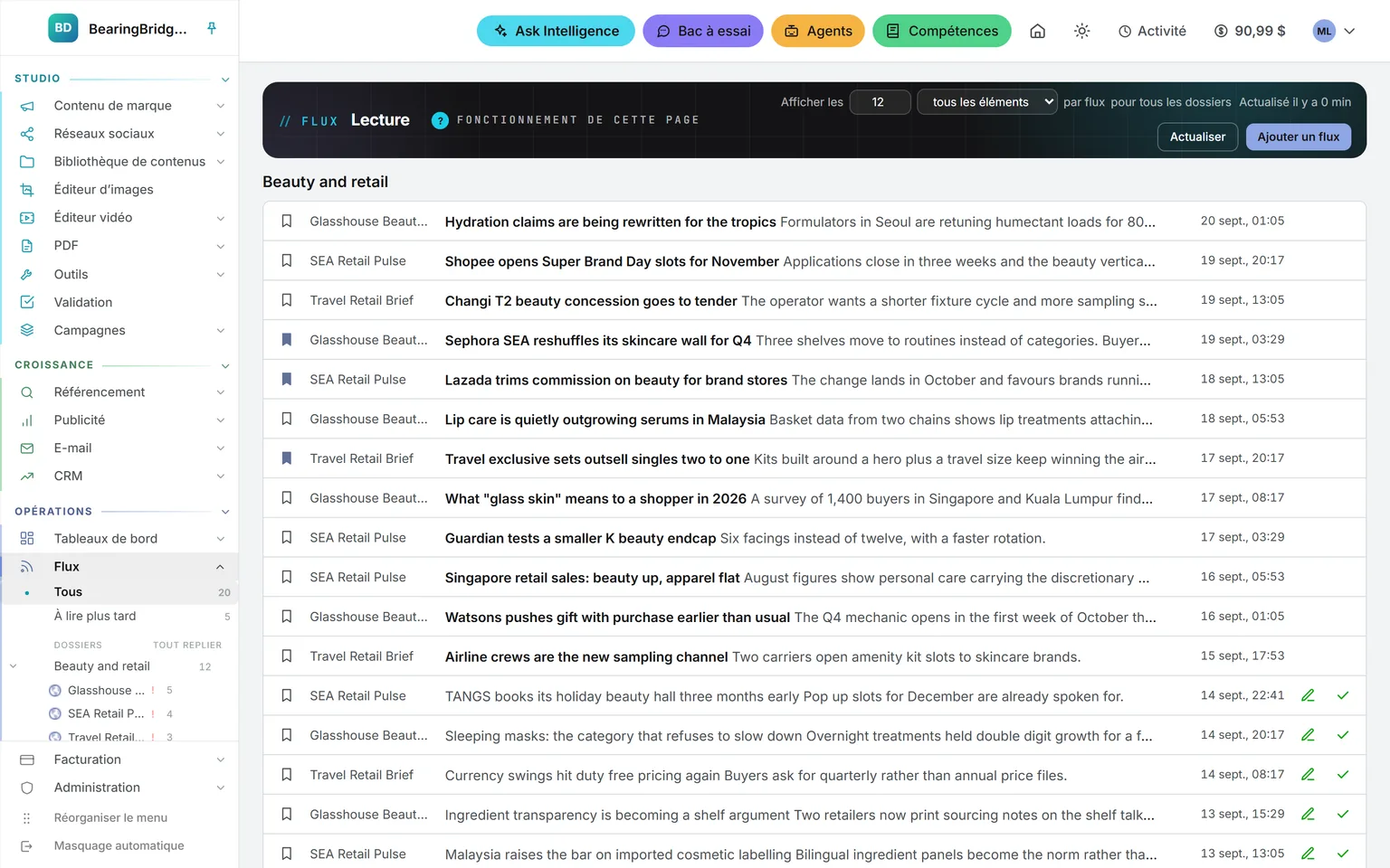 Le module Flux : à gauche, des dossiers de sources avec le nombre d’articles non lus ; à droite, les derniers articles de chaque dossier et leur date de publication