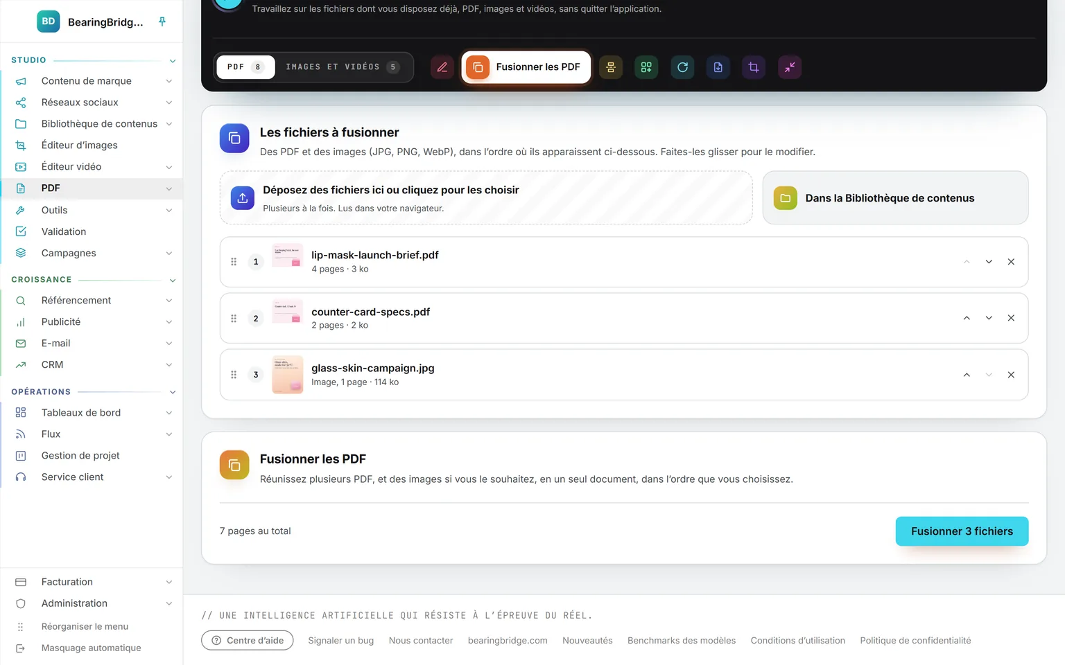 Fusionner les PDF avec trois fichiers dans l’ordre : le brief de lancement, les spécifications du présentoir de comptoir et une image de campagne, chacun avec des flèches pour le déplacer et une croix pour le retirer, puis le bouton Fusionner 3 fichiers