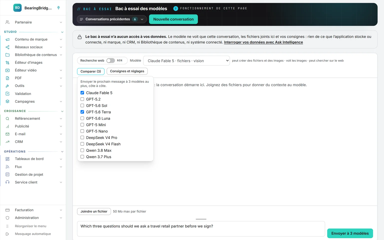 Le panneau Comparer ouvert dans le Bac à essai : Claude Fable 5 et GPT-5.6 Terra cochés dans la liste des modèles, et le bouton d’envoi qui affiche Envoyer à 3 modèles