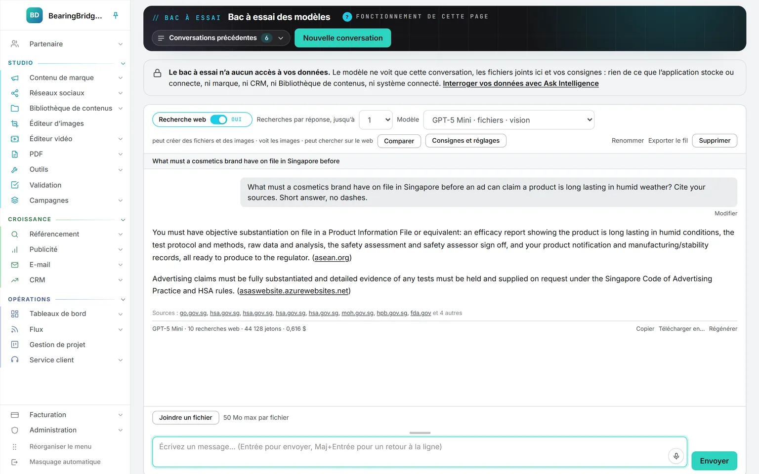 Une réponse du Bac à essai avec la recherche web activée : GPT-5 Mini cite douze sources sur la réglementation des cosmétiques à Singapour, pour la plupart des sites gouvernementaux, avec 10 recherches web comptées dans les jetons et le prix