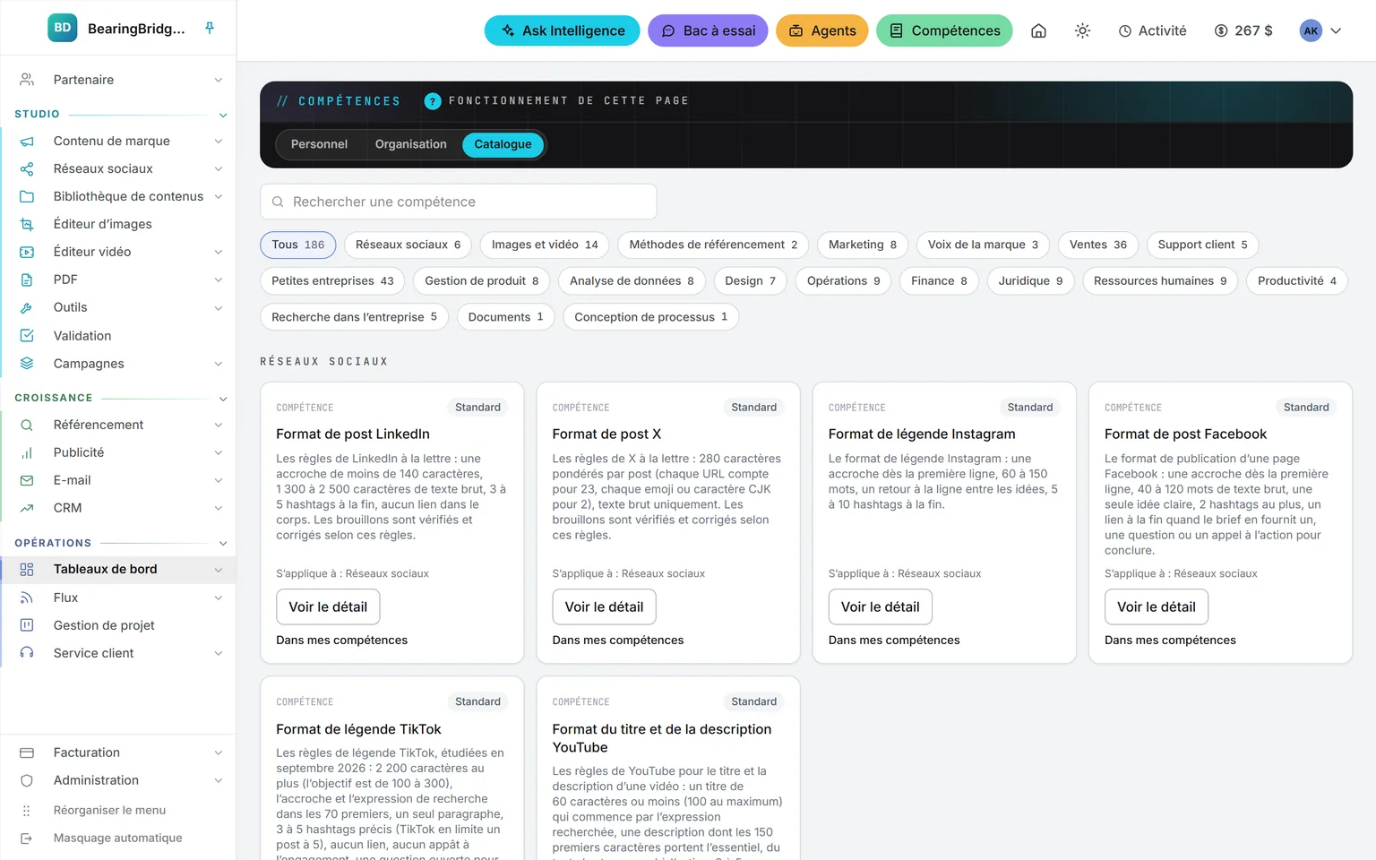 Le catalogue des compétences dans l’espace de démonstration : un champ de recherche, une puce par rubrique avec son effectif, puis les formats de post LinkedIn, X, Instagram, Facebook et TikTok, chacun avec son champ d’application, le lien Voir le détail et la mention Déjà dans mes compétences