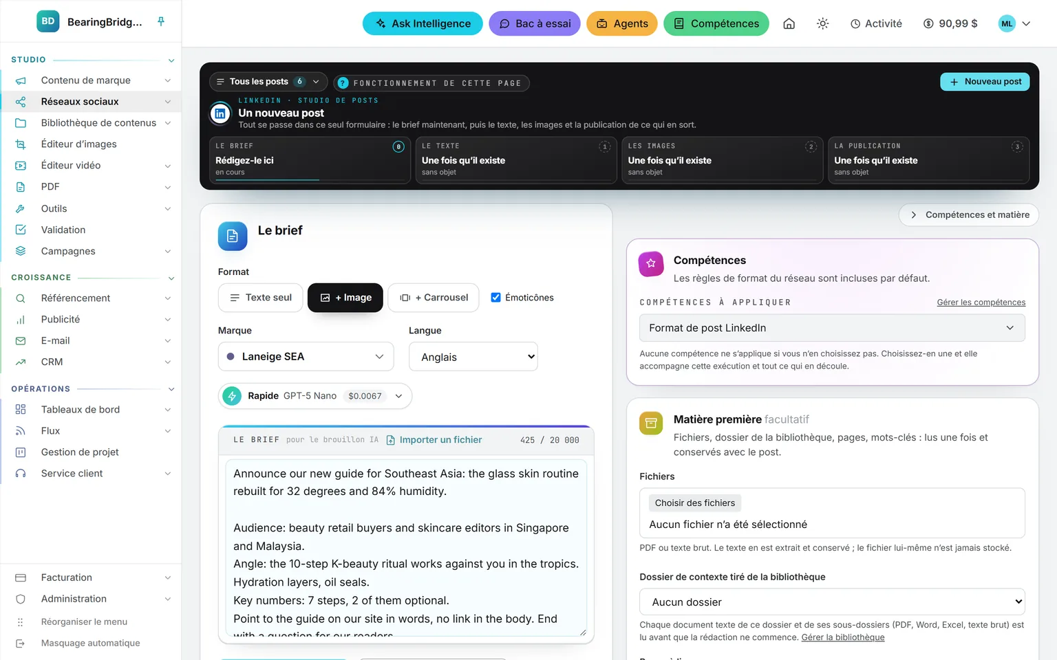 Un nouveau post LinkedIn : le format réglé sur texte et image, la langue et le modèle au-dessus du brief, le brief avec un lien Importer un fichier et un compteur affichant 425 sur 20 000 caractères, à côté des compétences et de la matière servant à la rédaction