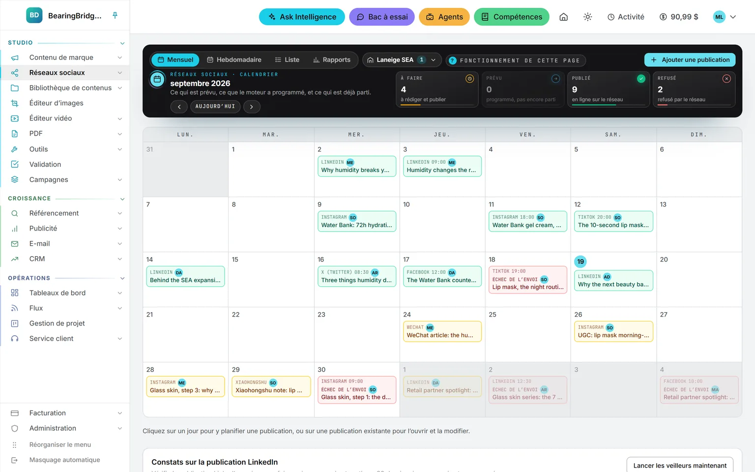 Le calendrier de septembre de Laneige SEA. Le bandeau indique 4 à faire, 0 prévu, 9 publiés et 2 refusés ; les posts à faire apparaissent en ambre, les posts publiés en vert avec leur heure et leur responsable, un post TikTok et un post Instagram refusés par le réseau en rouge, ainsi que des éléments WeChat et Xiaohongshu
