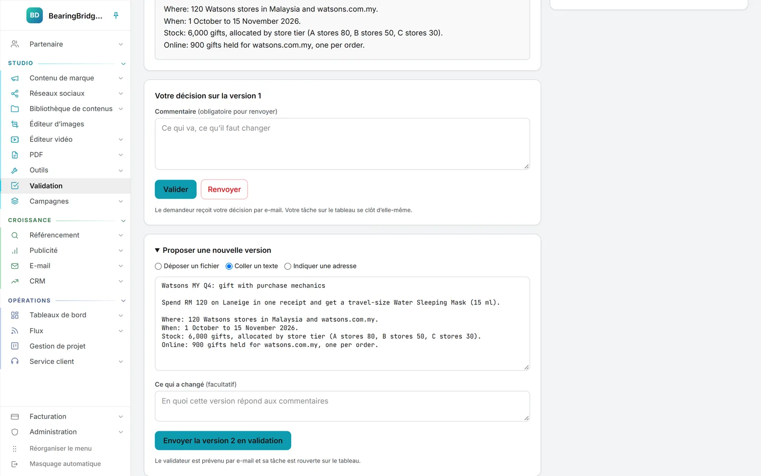 Un contenu vu par son demandeur, qui est aussi administrateur : la version actuelle du texte, le cadre de décision avec Valider et Renvoyer, et le volet Proposer une nouvelle version ouvert, option Coller un texte sélectionnée