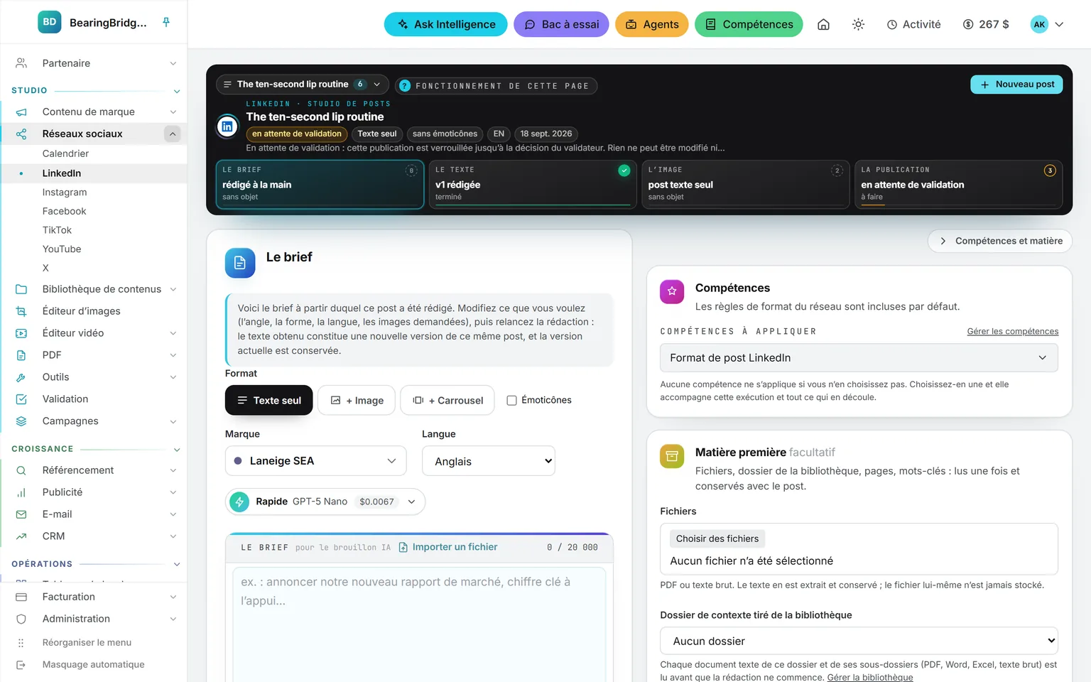 Un post LinkedIn dans le studio Réseaux sociaux, signalé en attente de validation, avec une mention précisant qu’il reste verrouillé jusqu’à la décision du validateur