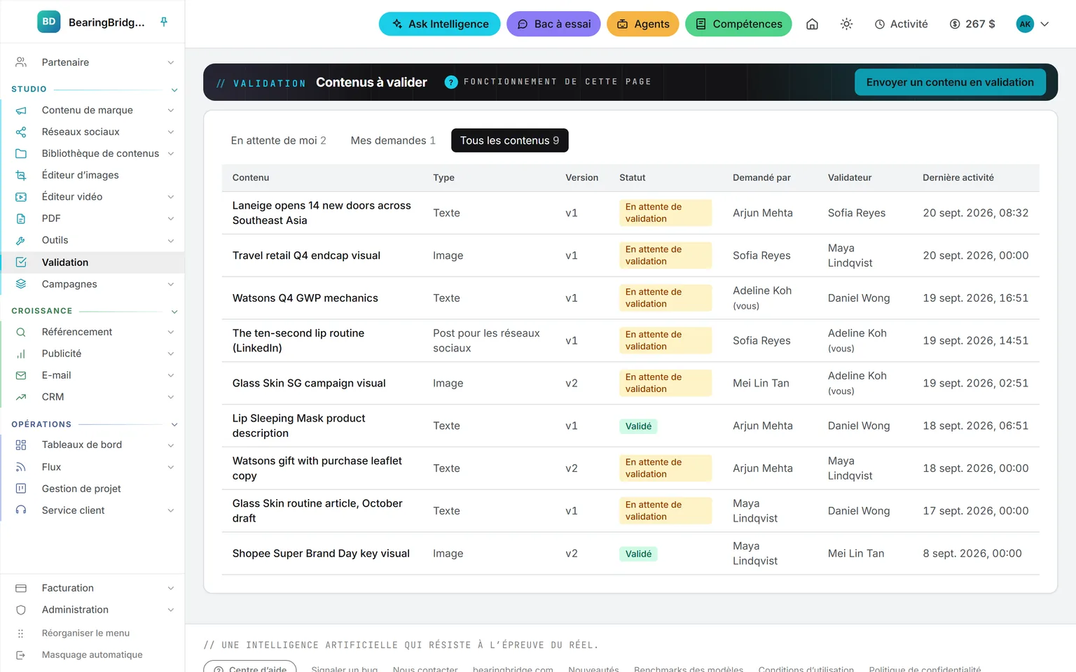 La page Validation et ses trois onglets, À traiter, Mes demandes et Tous les contenus, avec les neuf contenus de l’organisation et, pour chacun, son type, sa version, son statut, son demandeur et son validateur