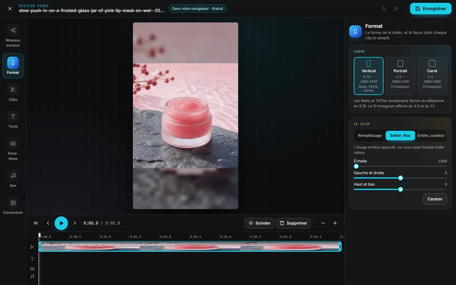 L’Éditeur vidéo sur un clip produit de masque pour les lèvres, réglé sur Vertical 9:16 et « Entier, flou », avec les curseurs de zoom et de position, la barre de lecture et le clip sur la timeline